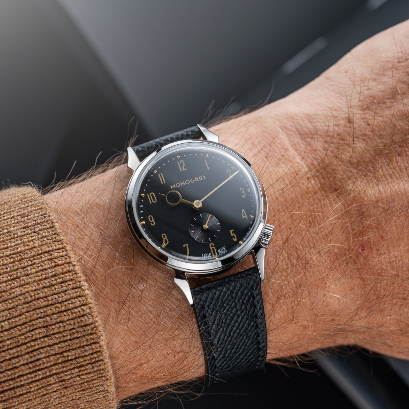 RESTA R50-001 自動巻きスモールセコンド – 36mm 黒文字盤 ゴールド針 ボックス型サファイアガラス