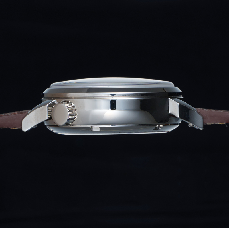 【Makuakeにて先行予約販売中｜早割実施中】RESTA R50-001 自動巻きスモールセコンド – 36mm アイボリー文字盤 青針 ハイドームサファイアガラス