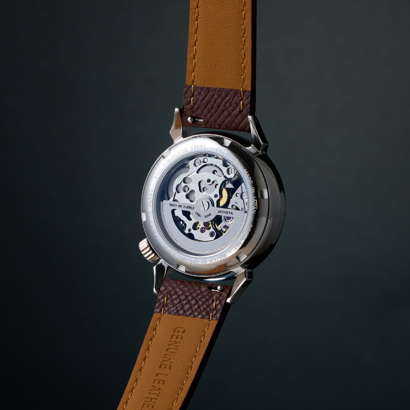 【Makuakeにて先行予約販売中｜早割実施中】RESTA R50-001 自動巻きスモールセコンド – 36mm アイボリー文字盤 青針 ハイドームサファイアガラス