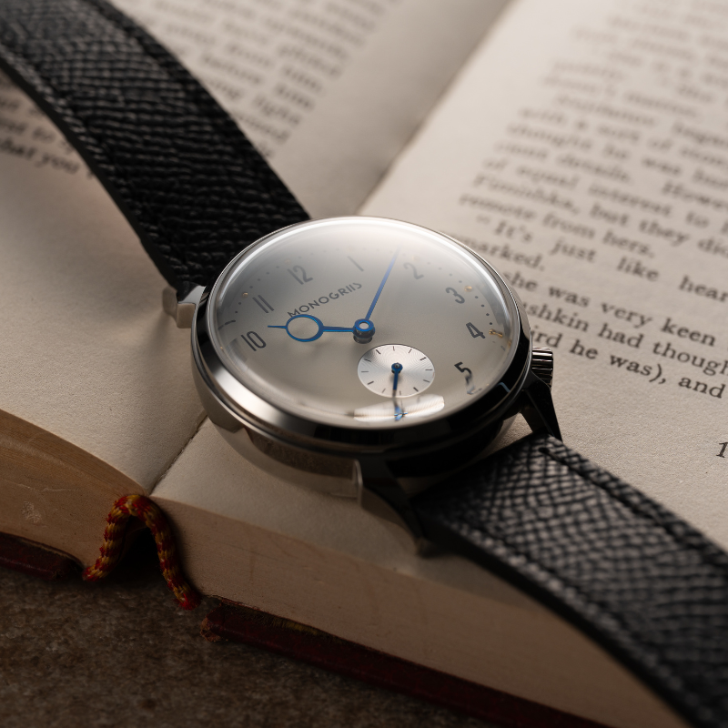 RESTA R50-001 自動巻きスモールセコンド – 36mm アイボリー文字盤 青針 ドームサファイアガラス