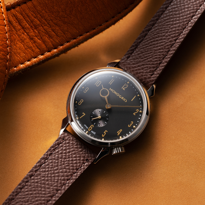 【Makuakeにて先行予約販売中｜早割実施中】RESTA R50-001 自動巻きスモールセコンド – 36mm 黒文字盤 ゴールド針 ハイドームサファイアガラス