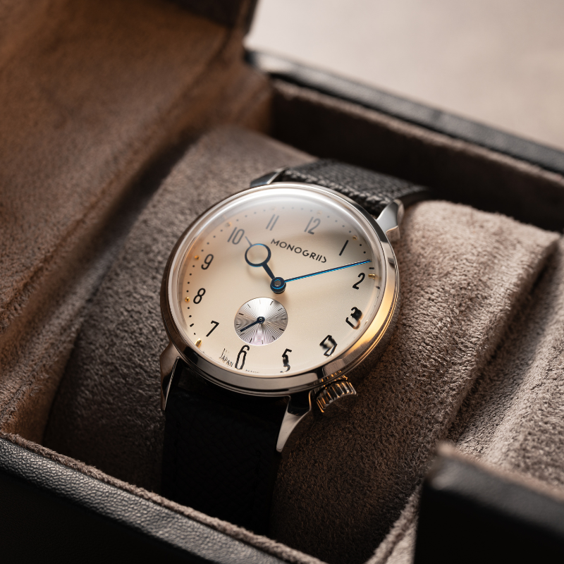 RESTA R50-001 自動巻きスモールセコンド – 36mm アイボリー文字盤 青針 ドームサファイアガラス