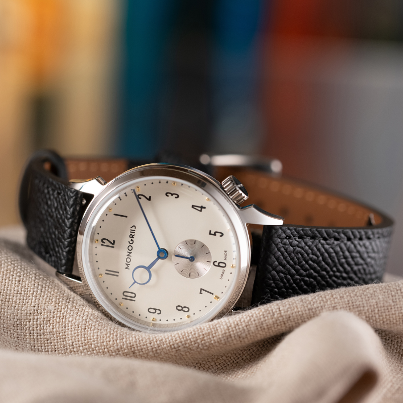 【Makuakeにて先行予約販売中｜早割実施中】RESTA R50-001 自動巻きスモールセコンド – 36mm アイボリー文字盤 青針 ハイドームサファイアガラス
