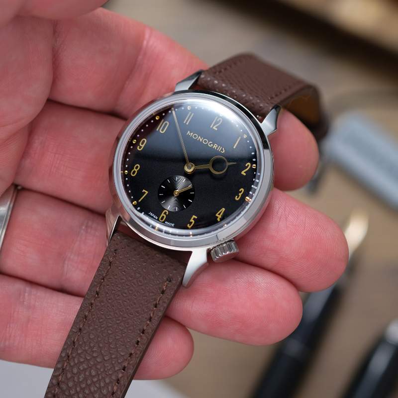 【Makuakeにて先行予約販売中｜早割実施中】RESTA R50-001 自動巻きスモールセコンド – 36mm 黒文字盤 ゴールド針 ハイドームサファイアガラス