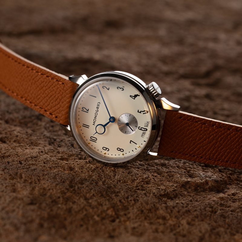 RESTA R50-001 自動巻きスモールセコンド – 36mm アイボリー文字盤 青針 ドームサファイアガラス