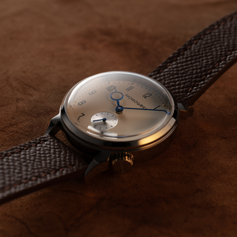RESTA R50-001 自動巻きスモールセコンド – 36mm アイボリー文字盤 青針 ドームサファイアガラス