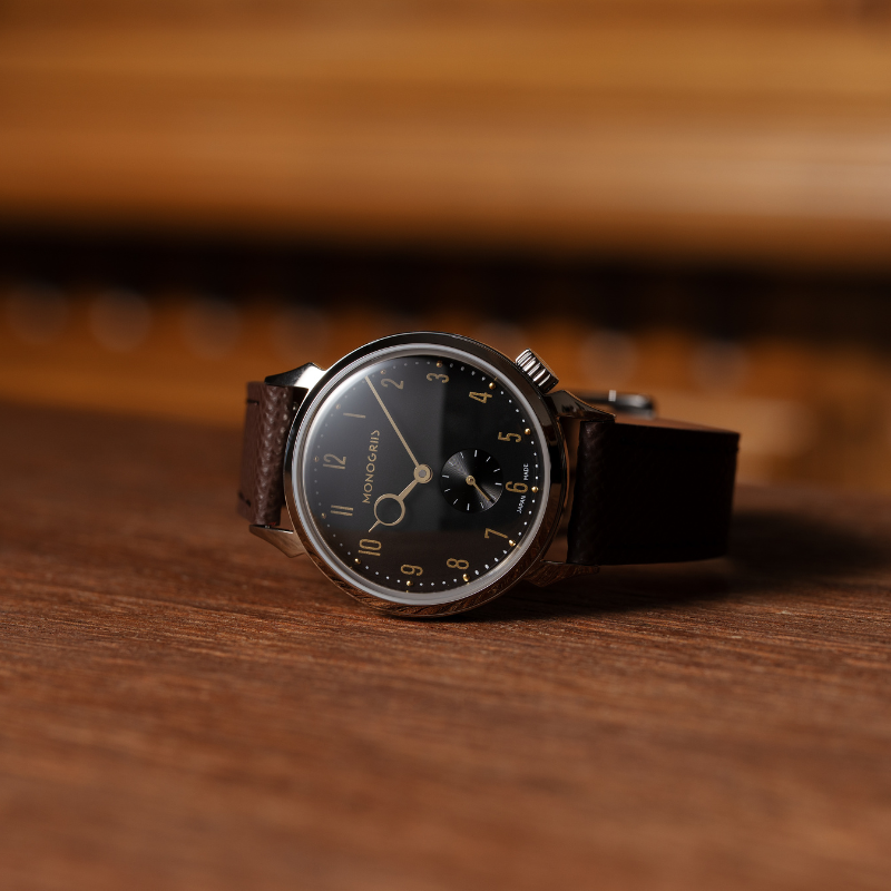 【Makuakeにて先行予約販売中｜早割実施中】RESTA R50-001 自動巻きスモールセコンド – 36mm 黒文字盤 ゴールド針 ハイドームサファイアガラス