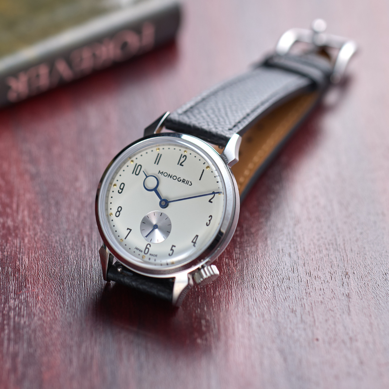 【Makuakeにて先行予約販売中｜早割実施中】RESTA R50-001 自動巻きスモールセコンド – 36mm アイボリー文字盤 青針 ハイドームサファイアガラス