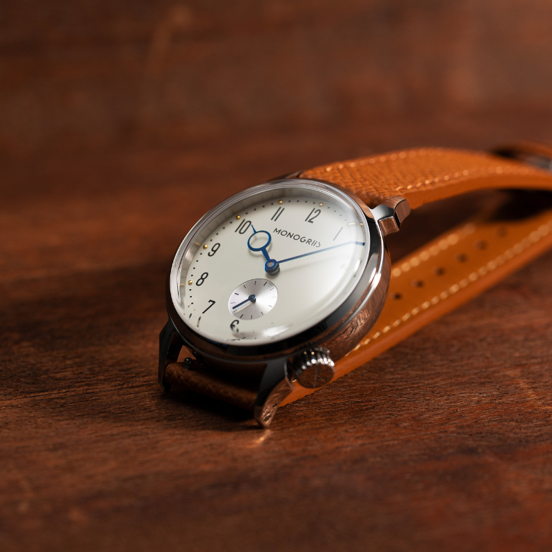 RESTA R50-001 自動巻きスモールセコンド – 36mm アイボリー文字盤 青針 ドームサファイアガラス