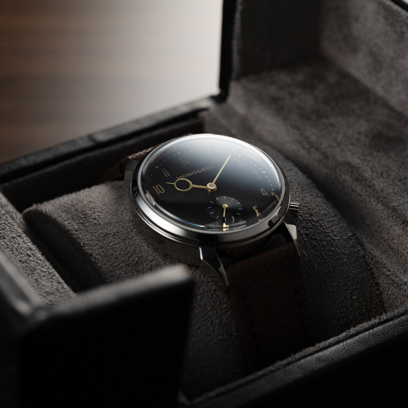 【Makuakeにて先行予約販売中｜早割実施中】RESTA R50-001 自動巻きスモールセコンド – 36mm 黒文字盤 ゴールド針 ハイドームサファイアガラス
