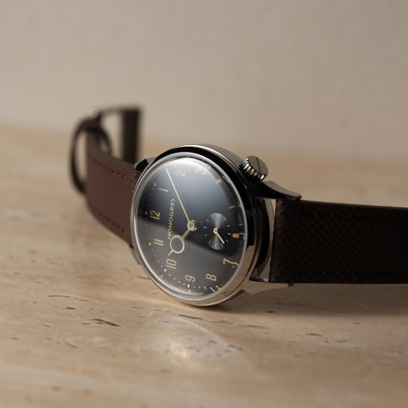 【Makuakeにて先行予約販売中｜早割実施中】RESTA R50-001 自動巻きスモールセコンド – 36mm 黒文字盤 ゴールド針 ハイドームサファイアガラス