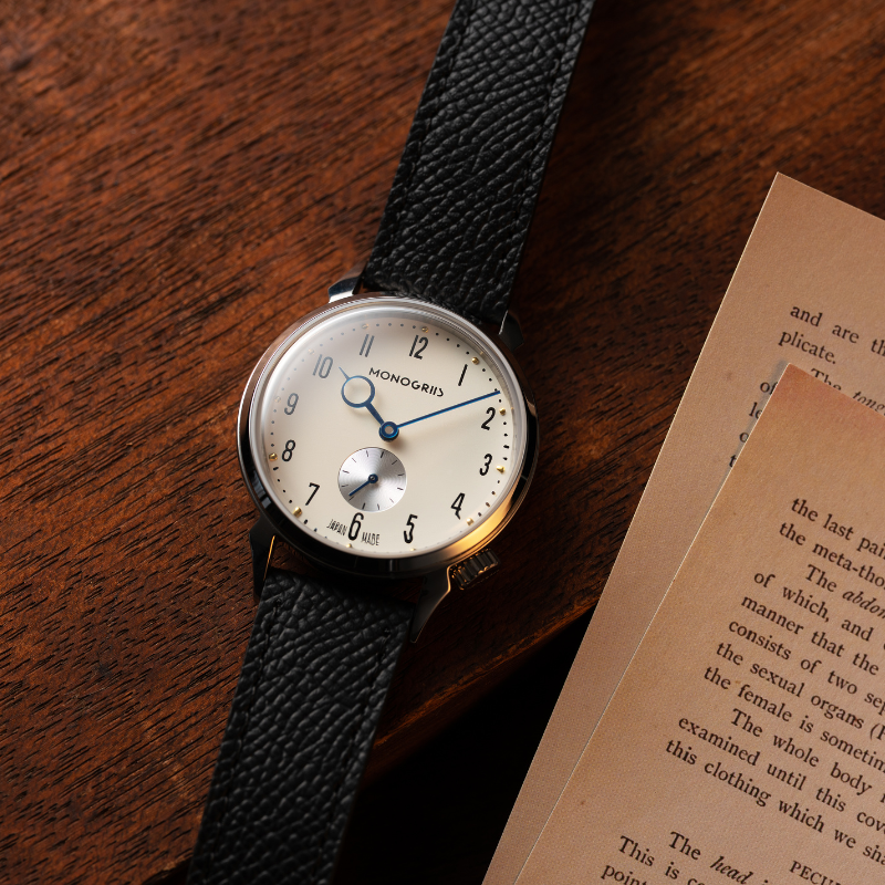 RESTA R50-001 自動巻きスモールセコンド – 36mm アイボリー文字盤 青針 ドームサファイアガラス