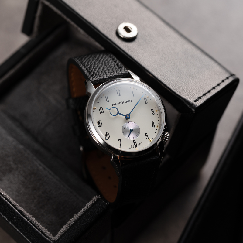RESTA R50-001 自動巻きスモールセコンド – 36mm アイボリー文字盤 青針 ドームサファイアガラス
