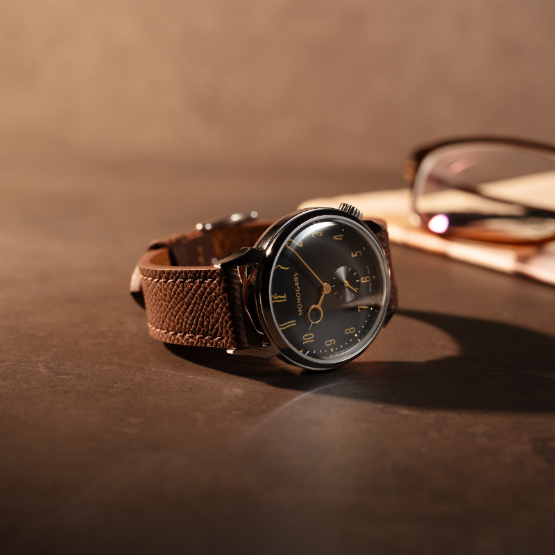 【Makuakeにて先行予約販売中｜早割実施中】RESTA R50-001 自動巻きスモールセコンド – 36mm 黒文字盤 ゴールド針 ハイドームサファイアガラス
