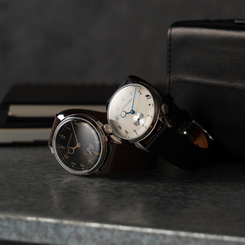 【Makuakeにて先行予約販売中｜早割実施中】RESTA R50-001 自動巻きスモールセコンド – 36mm 黒文字盤 ゴールド針 ハイドームサファイアガラス