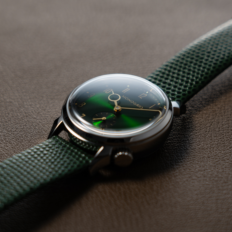 RESTA R50M-001 MIDORI - 翠 - 自動巻きスモールセコンド – 36mm サンレイグリーン文字盤 ゴールド針 ボックス型サファイアクリスタル