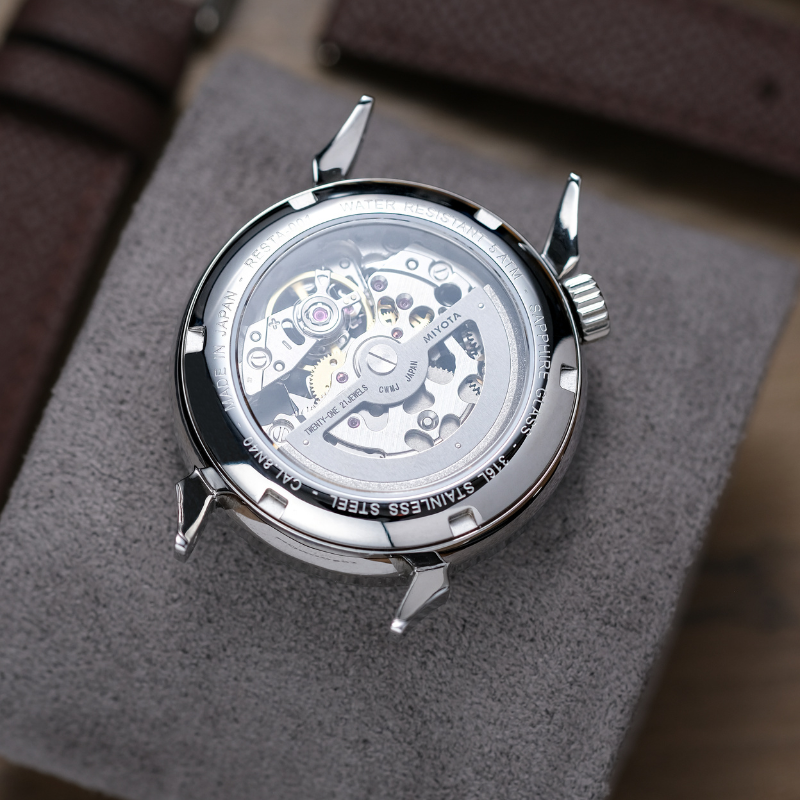 【Makuakeにて先行予約販売中｜早割実施中】RESTA R50-001 自動巻きスモールセコンド – 36mm 黒文字盤 ゴールド針 ハイドームサファイアガラス